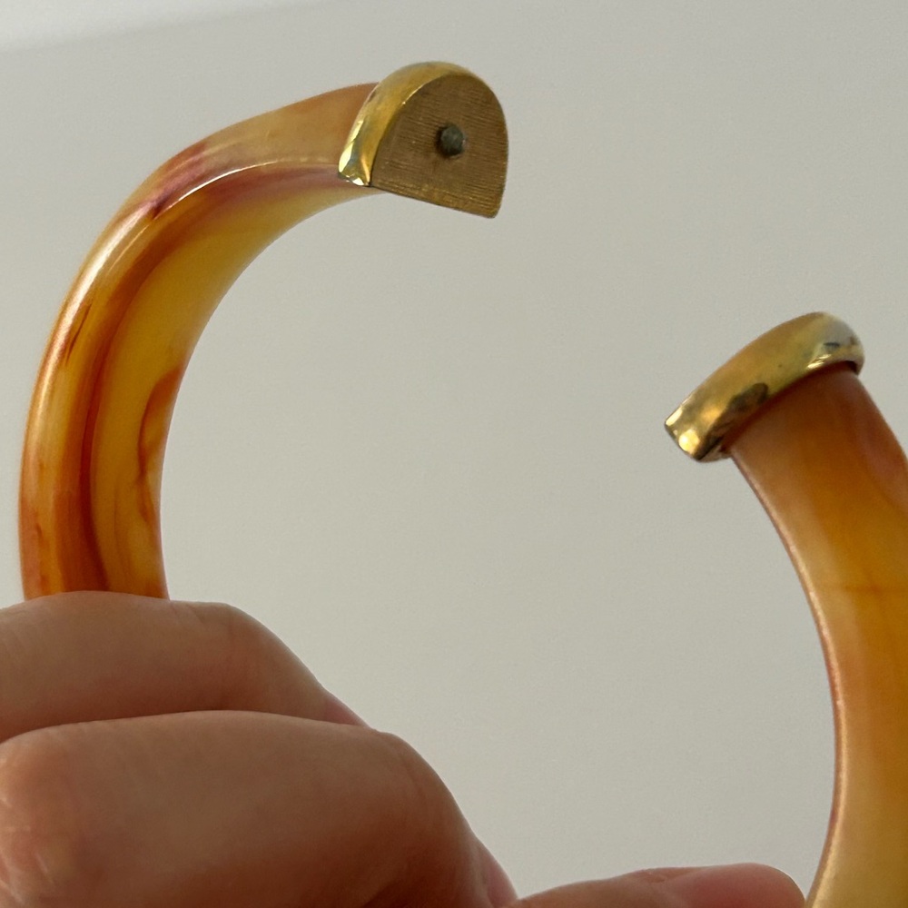 Avon (1981) Vintage Peach/Amber Marbled Bangle Hinged Cuff Bracelet - Picture 9 of 13